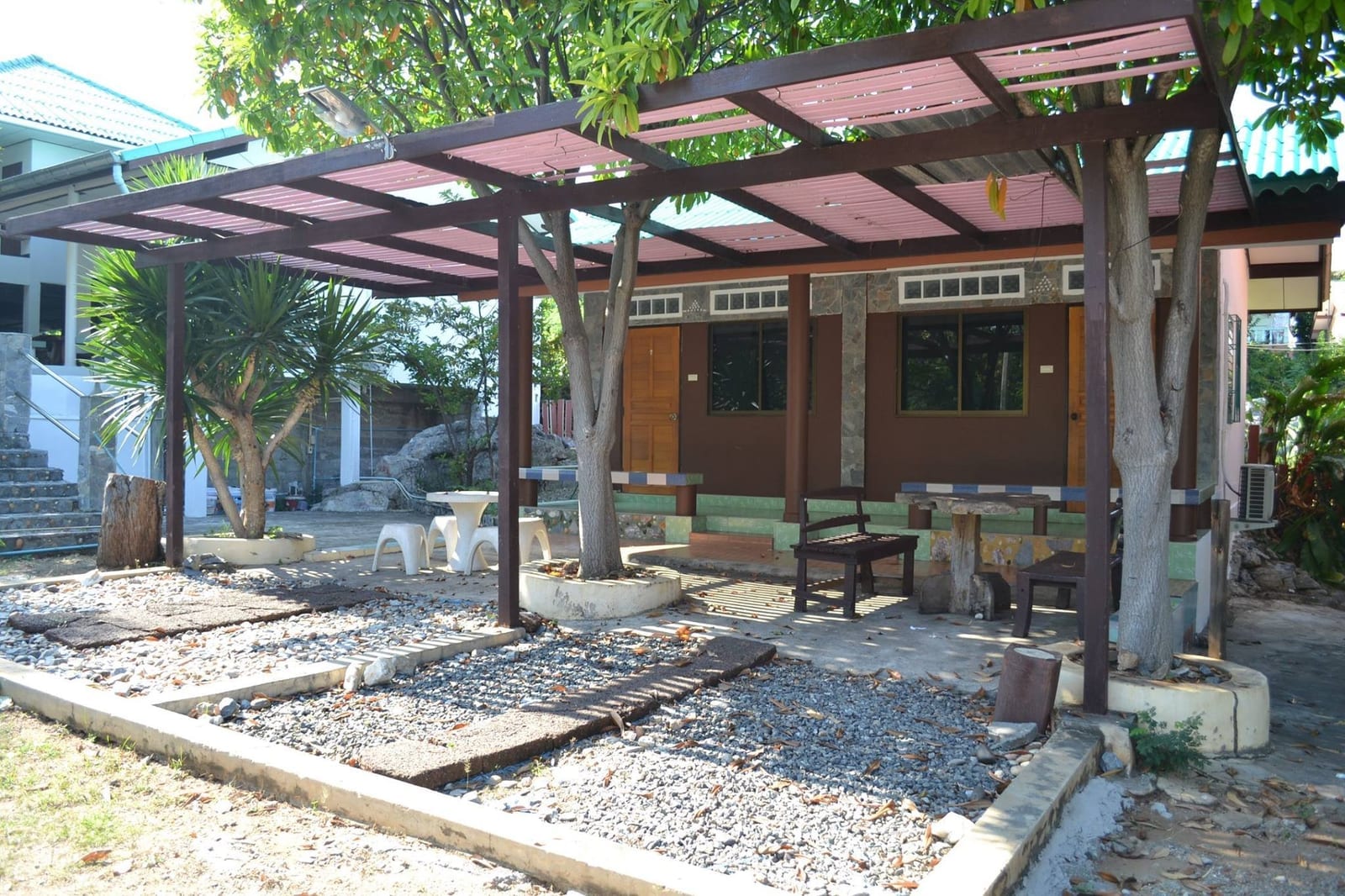 บังกะโลของ Benjaporn Bungalow บนเกาะสีชังโทนสว่างสะอาดตาในบรรยากาศชุมชน