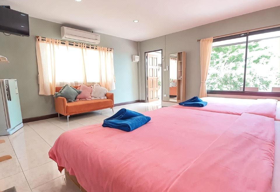 บรรยากาศรอบที่พัก Benjaporn Bungalow ใจกลางชุมชนเกาะสีชัง จังหวัดชลบุรี