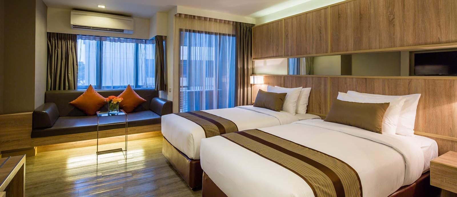 อาคารและบรรยากาศย่านใจกลางเมืองศรีราชาบริเวณที่ตั้ง Benri Sriracha Residence ถนนศรีราชานคร ซอย 1 ชลบุรี