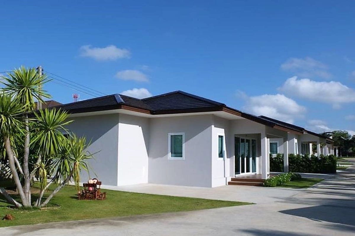 วิลล่าและสวนของ The Brass Villa Garden Resort ในบรรยากาศร่มรื่นล้อมด้วยต้นมะพร้าว ย่านสัตหีบ