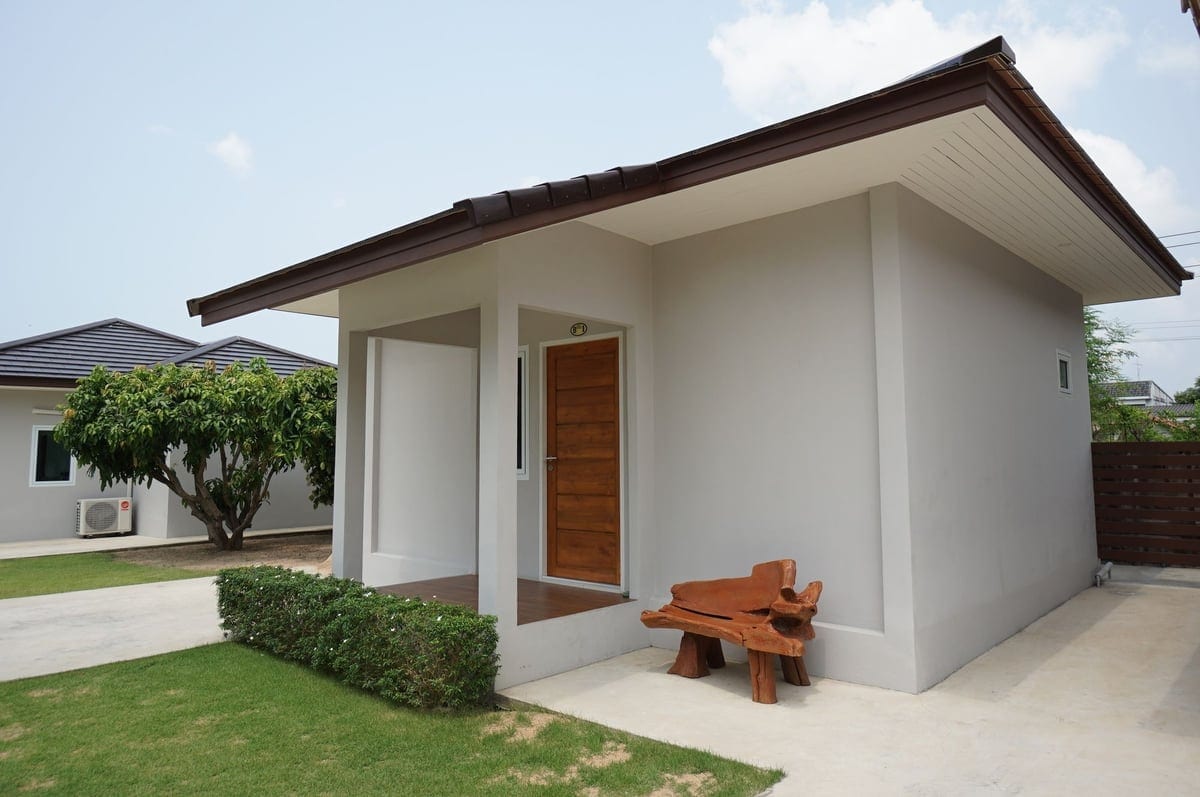 มุมสวนและพื้นที่ส่วนกลางของ The Brass Villa Garden Resort ที่เงียบสงบเหมาะนั่งพักผ่อน