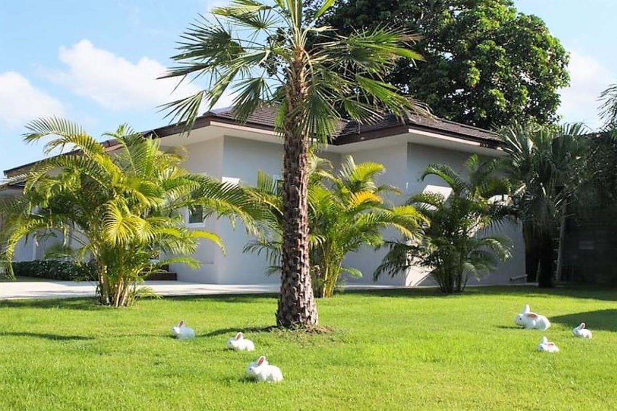บรรยากาศโดยรวมของ The Brass Villa Garden Resort วิลล่าในสวนมะพร้าวย่านสัตหีบ ชลบุรี