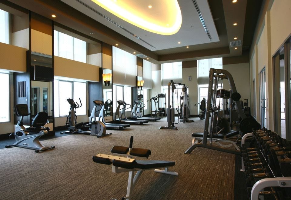 ห้องสวีทมีครัวของ Cape Racha Hotel Sriracha ตกแต่งโทนอบอุ่นพร้อมพื้นที่นั่งเล่นและครัวเล็ก