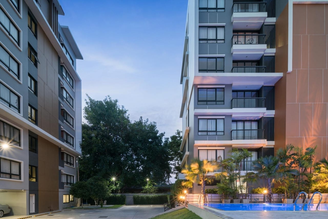สระว่ายน้ำกลางแจ้งและพื้นที่ส่วนกลางของ Capetown Sriracha Residence ย่านศรีราชา ชลบุรี