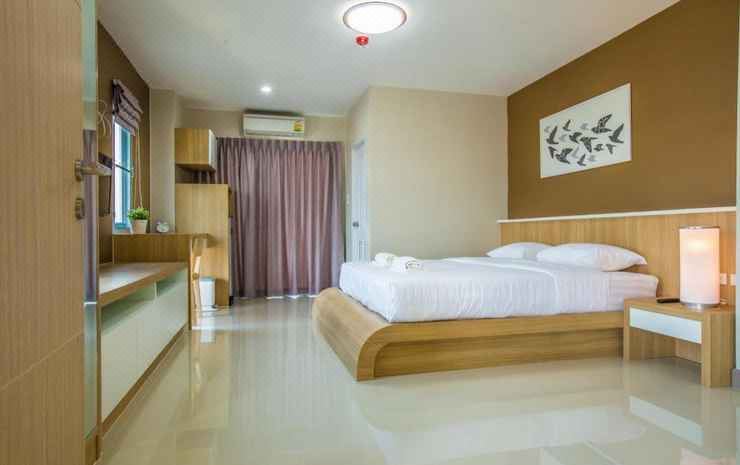 ห้องพักของ Central Place Serviced Apartment Angsila ตกแต่งสบายตาพร้อมเตียงและพื้นที่นั่งเล่น