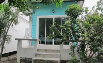 ภายในห้องบังกะโลของ Charlie's Bungalows พร้อมแอร์ ตู้เย็น และทีวี