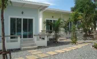 สวนเขตร้อนและทางเดินกรวดในพื้นที่ Charlie's Bungalows เกาะสีชัง