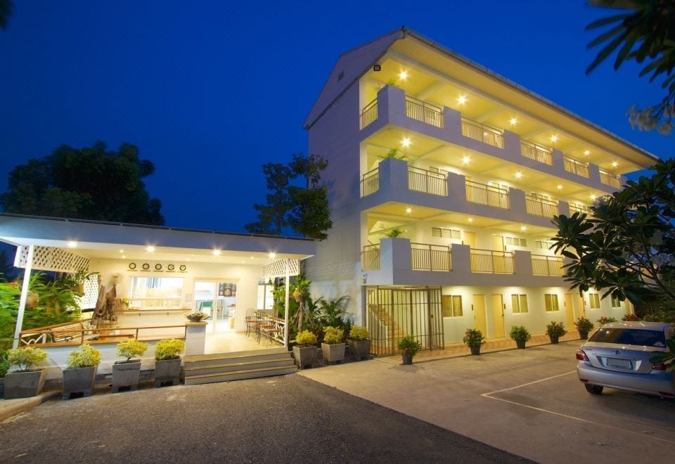 อาคาร Charn Residence บนถนนบางแสน-อ่างศิลา เชิงเขาสามมุข พร้อมที่จอดรถส่วนตัวด้านหน้า