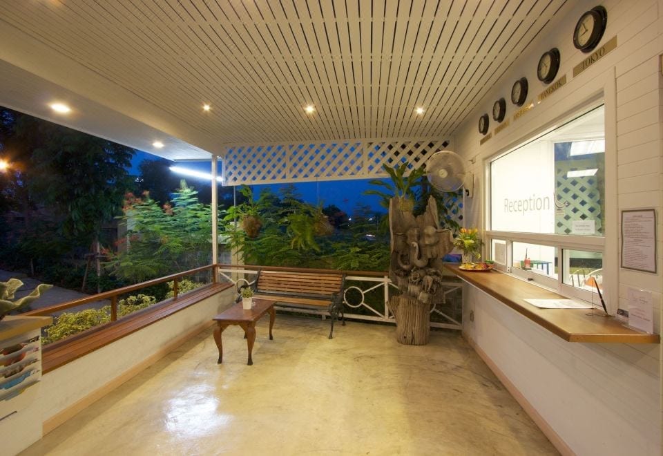 ห้องพักของ Charn Residence โทนเรียบง่าย พร้อมแอร์ ทีวีจอแบน และห้องน้ำฝักบัวน้ำอุ่น