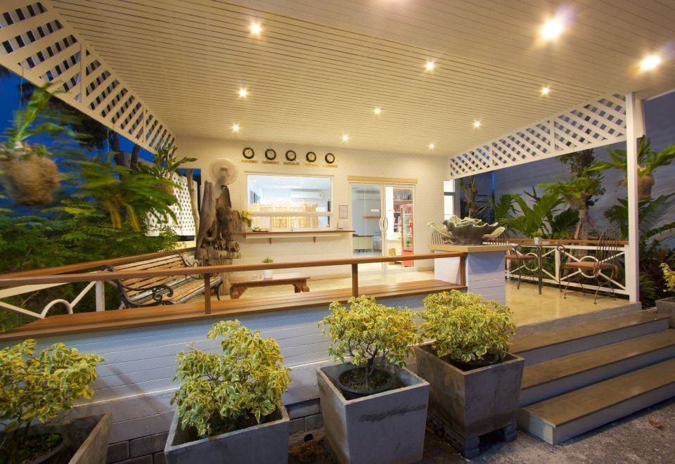 มุมสวนและพื้นที่ส่วนกลางของ Charn Residence ที่ปลูกต้นองุ่นรอบอาคาร