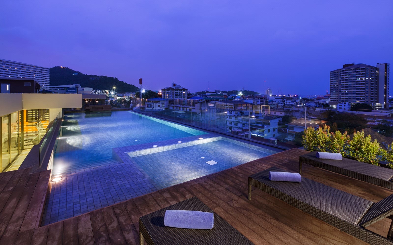 สระว่ายน้ำกลางแจ้งบนชั้น 8 ของ Citadines Grand Central Sri Racha มองเห็นวิวเมืองศรีราชา