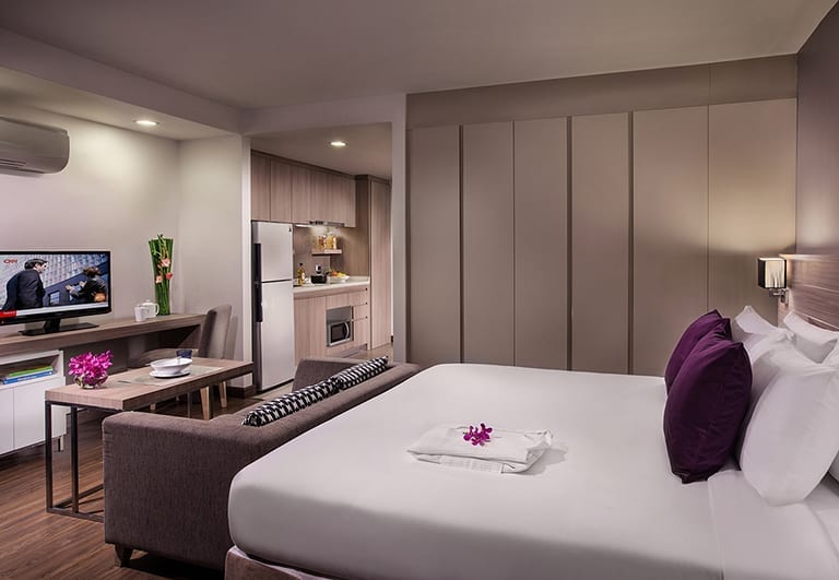 ห้อง Studio Deluxe ของ Citadines Grand Central Sri Racha ตกแต่งโทนอบอุ่นพร้อมครัวเล็กในตัว