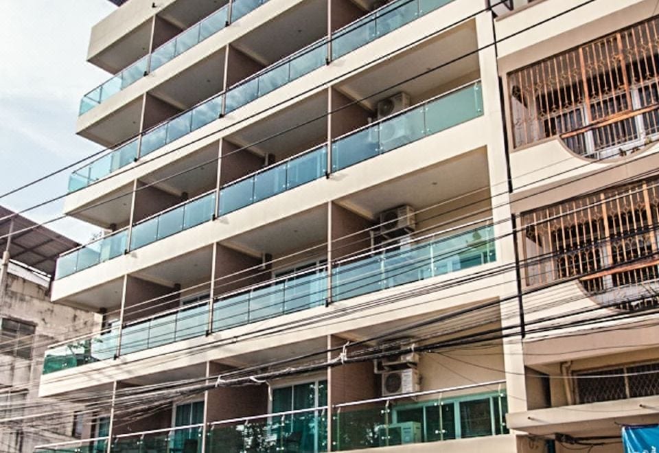 ห้องพักของ Cityview Residence ศรีราชา ตกแต่งสะอาดตาพร้อมระเบียงในตัว