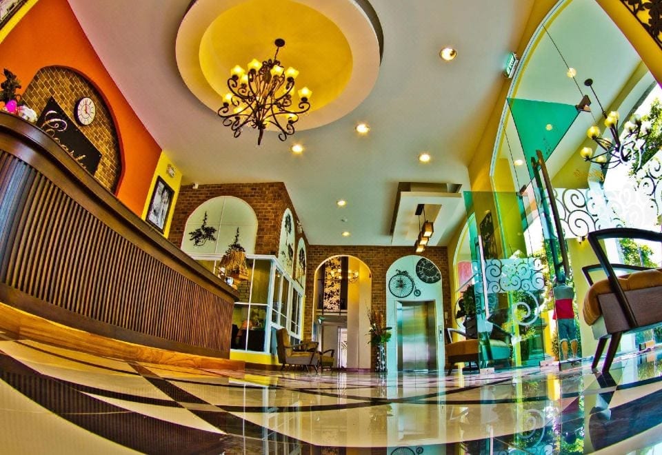 ห้องพักของ Coasta Bangsaen ตกแต่งสีสันสไตล์ยุโรปพร้อมระเบียงมองทะเล