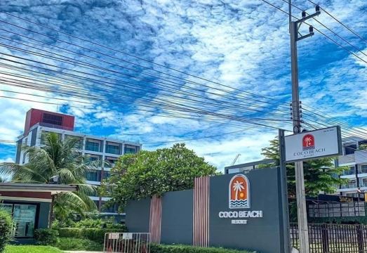 ห้องพัก Deluxe ของ Coco Beach Resort Bangsaen โทนสว่างพร้อมระเบียง