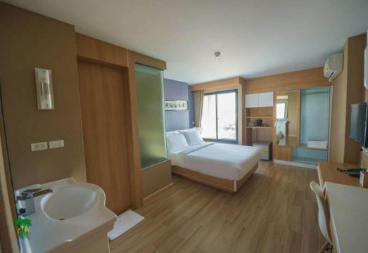 สระว่ายน้ำกลางแจ้งของ Coco Beach Resort Bangsaen