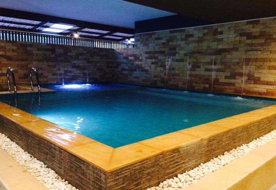 มุมระเบียงห้องวิวทะเลมองออกหาดบางแสนที่ Coco Beach Resort Bangsaen