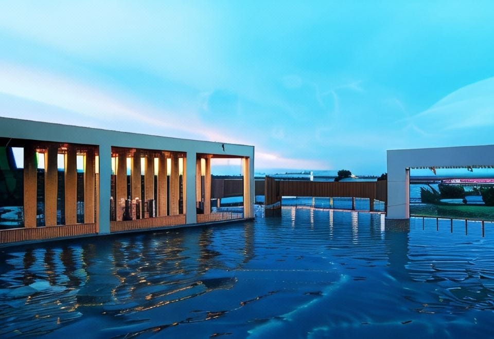 สระว่ายน้ำเกลือกลางแจ้งของ The Contrast i Hotel ปลวกแดง พร้อมเก้าอี้อาบแดดและซันเทอเรซ