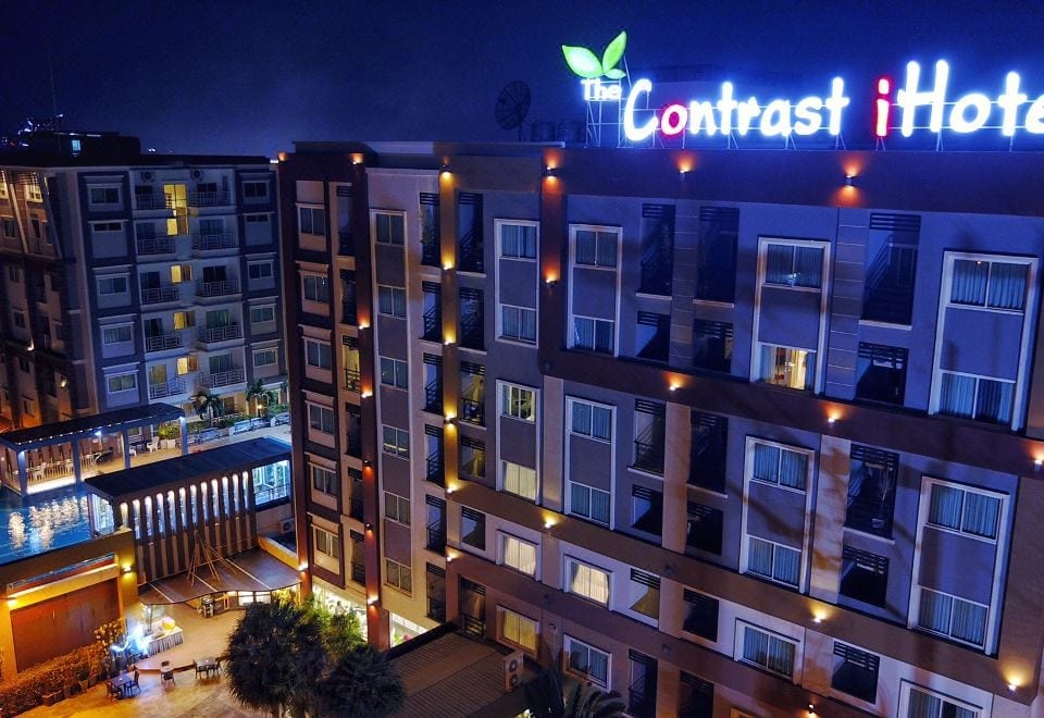 ห้องพักของ The Contrast i Hotel ตกแต่งโทนอบอุ่นพร้อมเตียงใหญ่และห้องน้ำกระจกใส
