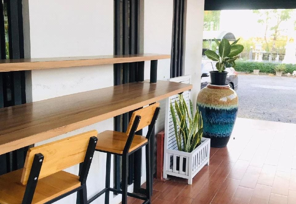 มุมระเบียงและพื้นที่ภายในห้องพักของ Grand Esie Service Apartment ใกล้นิคม Amata City