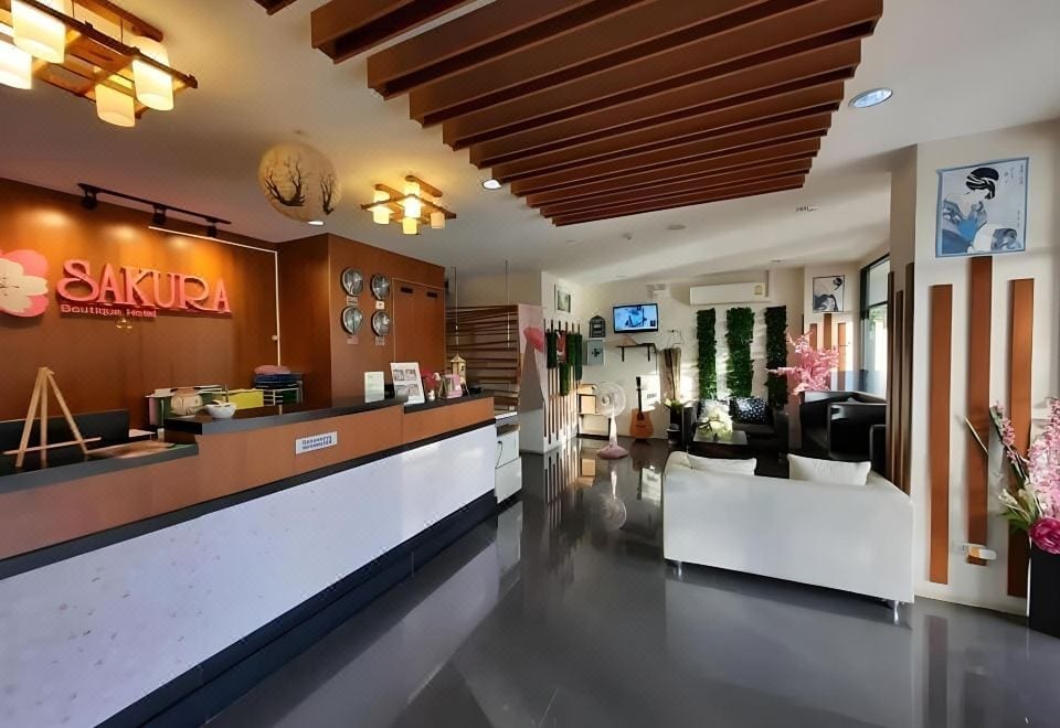 บรรยากาศอาคารและพื้นที่ส่วนกลางของ Grand Esie Service Apartment มาบยางพร ปลวกแดง ชลบุรี