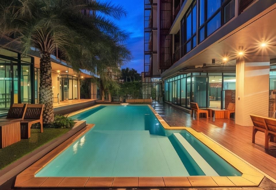 สระว่ายน้ำกลางแจ้งของ Grand Marina Residence Hotel ย่านแหลมฉบัง ศรีราชา