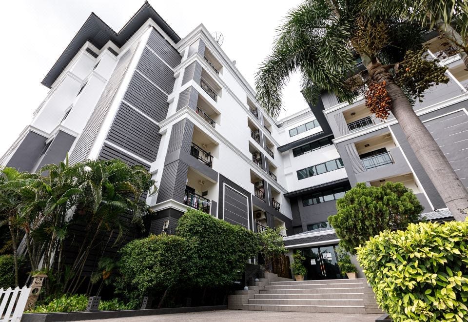 ห้องพักของ Grand Marina Residence Hotel ตกแต่งเรียบง่ายพร้อมโต๊ะและตู้เย็น