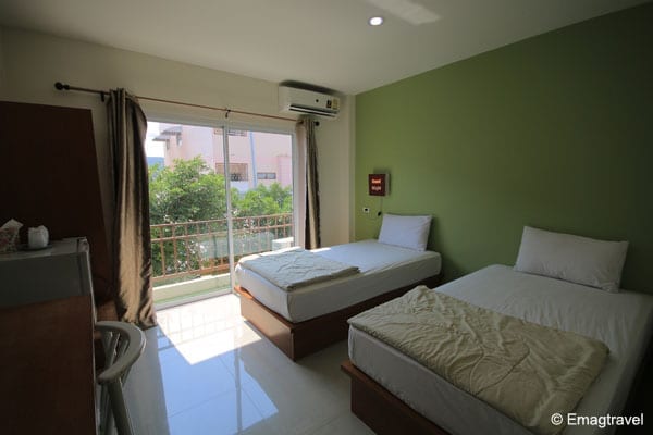 ห้องพักของ Green Apple Villa ตกแต่งเรียบง่ายสะอาดตา พร้อมแอร์และทีวีจอแบน