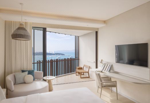 สระว่ายน้ำ infinity ลอยฟ้าของ Hilton Pattaya มองออกไปเห็นอ่าวพัทยา