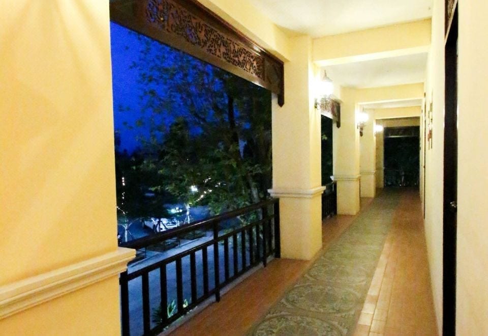 มุมห้องอาหารและพื้นที่พักผ่อนของ i Boutique Hotel ปลวกแดง บรรยากาศเงียบสงบ