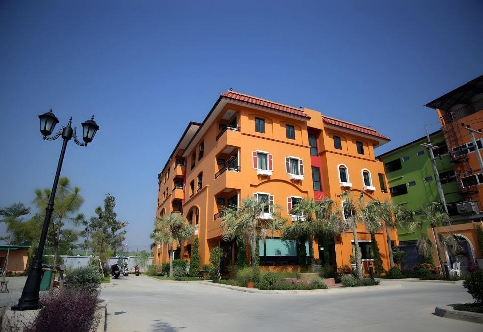 อาคารและห้องพักของ I-Home Residence and Hotel ย่านปลวกแดง ใกล้นิคม Amata City ชลบุรี-ระยอง โทนสะอาดเรียบ