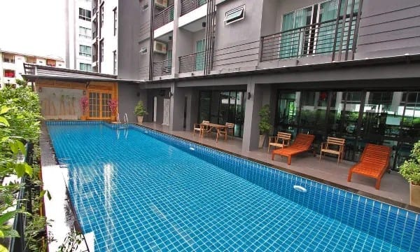สระว่ายน้ำกลางแจ้งของ Interpark Residence and Serviced Apartment ปลวกแดง ใกล้นิคม Eastern Seaboard