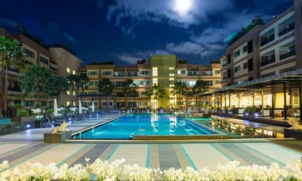 สระว่ายน้ำกลางแจ้งของ Jasmine Resort Sriracha รีสอร์ตเปิดใหม่ย่านสุรศักดิ์ ศรีราชา ชลบุรี