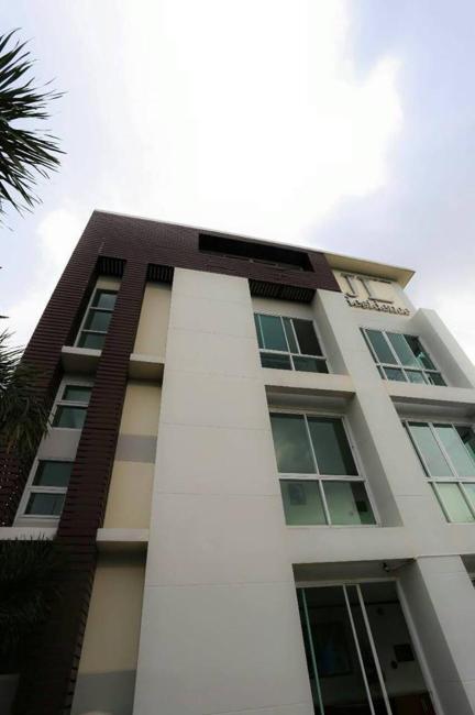อาคาร J L Residence Hotel ที่ตำบลพลูตาหลวง สัตหีบ พร้อมที่จอดรถส่วนตัวฟรีด้านหน้า