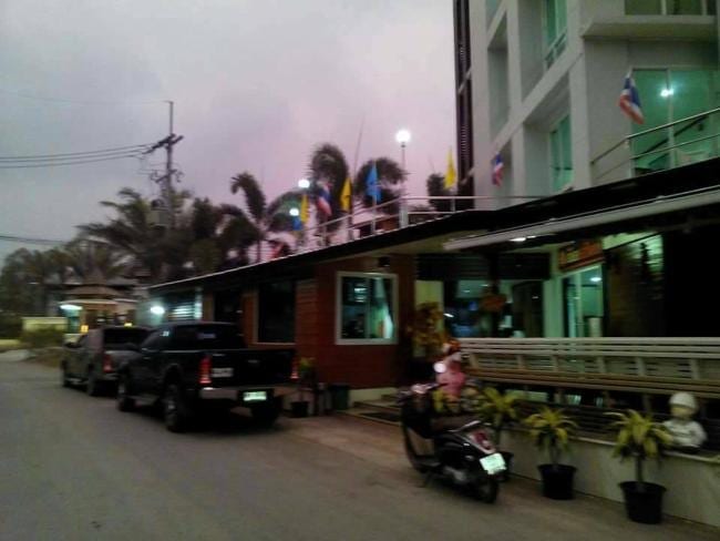 ห้องพักของ J L Residence โทนเรียบง่าย พร้อมแอร์ ทีวีจอแบน ตู้เย็น และมุมนั่งเล่นวิวสวน
