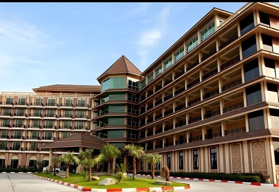 ห้องพัก Deluxe ของ J&Y Lodge Hotel ย่านอมตะนคร ชลบุรี ตกแต่งเรียบสบายตา ขนาดราว 28 ตร.ม.