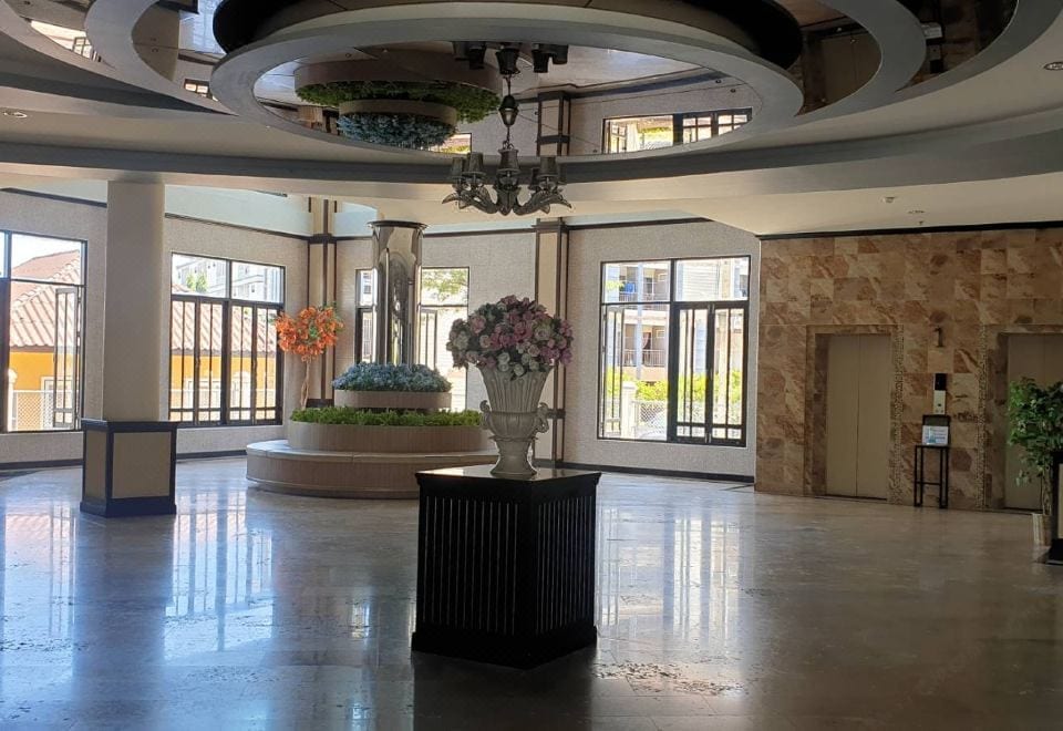 มุมห้องและพื้นที่นั่งเล่นภายใน J&Y Lodge Hotel โรงแรมราคาประหยัดย่านหนองไม้แดง เมืองชลบุรี