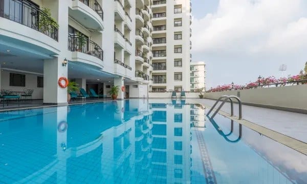 สระว่ายน้ำกลางแจ้งของ Kantary Bay Hotel & Serviced Apartments Sriracha ใจกลางเมืองศรีราชา