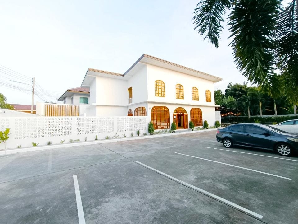 บ้านพักหลังเล็กของ Baan Klang-Dao Resort สัตหีบ พร้อมระเบียงและลานส่วนตัว