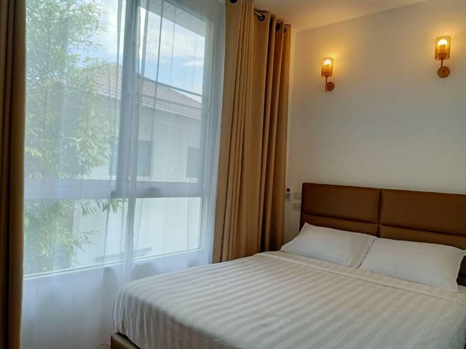 ภายในบ้านพักของ Baan Klang-Dao Resort แบ่งสัดส่วนห้องนั่งเล่นและห้องนอน โทนสะอาดเรียบง่าย