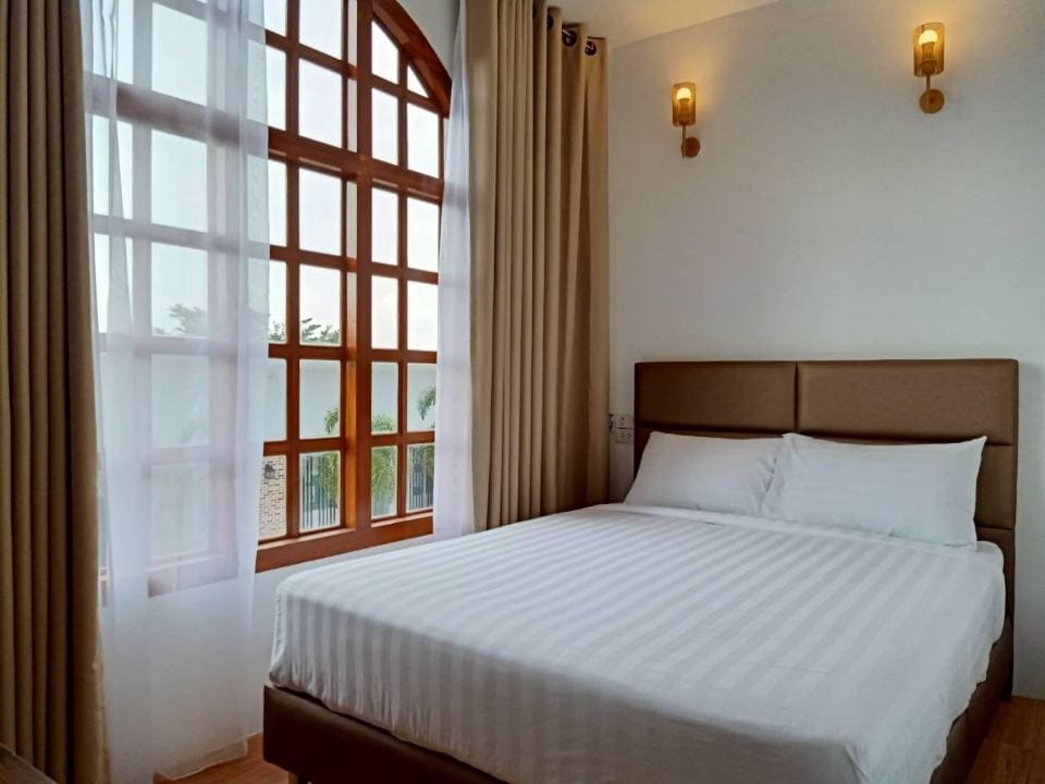 มุมสวนและพื้นที่นั่งเล่นของ Baan Klang-Dao Resort ในเมืองสัตหีบ ชลบุรี