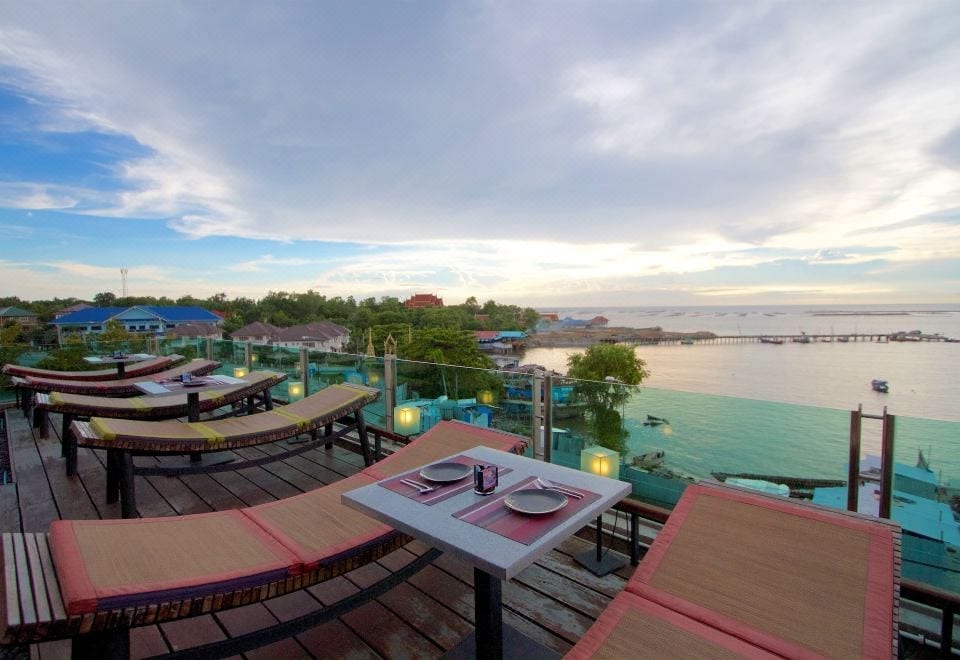 บรรยากาศริมทะเลอ่างศิลาและสะพานปลาใกล้โรงแรม Kroque Boutique & Bistro