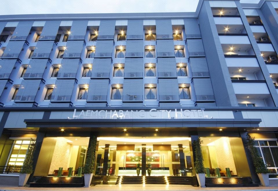 ห้องพักของ Laemchabang City Hotel ตกแต่งเรียบง่ายร่วมสมัย เตียงใหญ่และโทนสีสบายตา