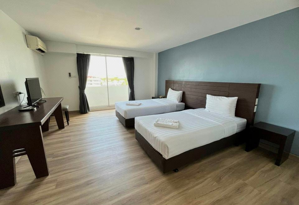 มุมห้องพักและพื้นที่ใช้สอยภายในห้องของ Laemchabang City Hotel ย่านทุ่งสุขลา ศรีราชา