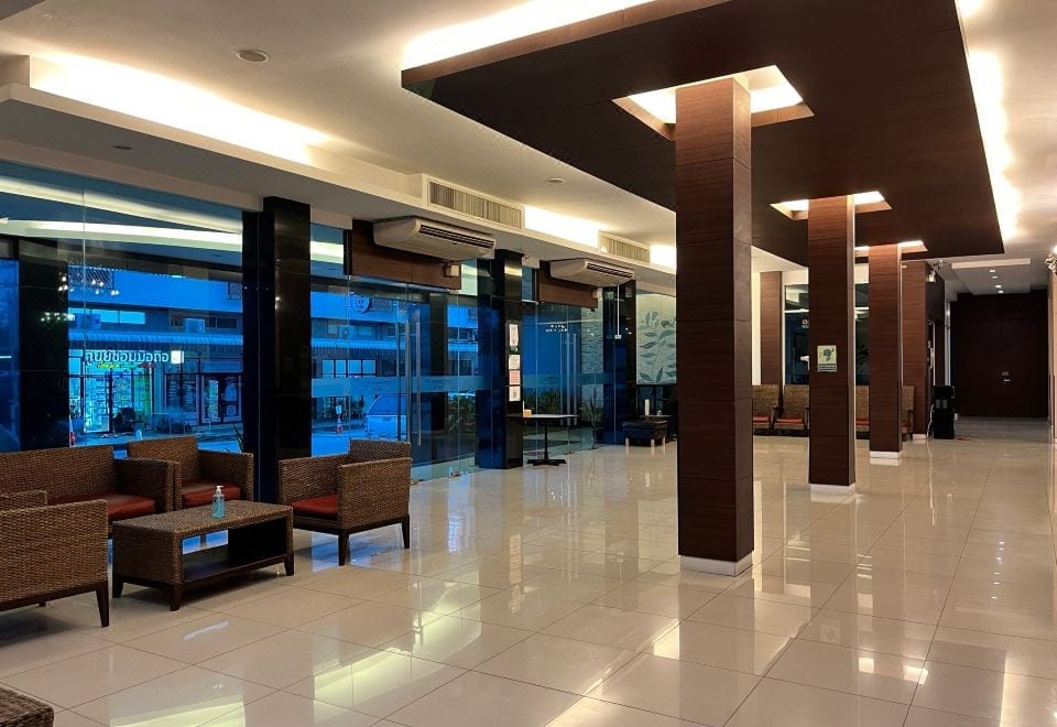 บรรยากาศพื้นที่ส่วนกลางและห้องอาหารของ Laemchabang City Hotel ใกล้ท่าเรือแหลมฉบัง