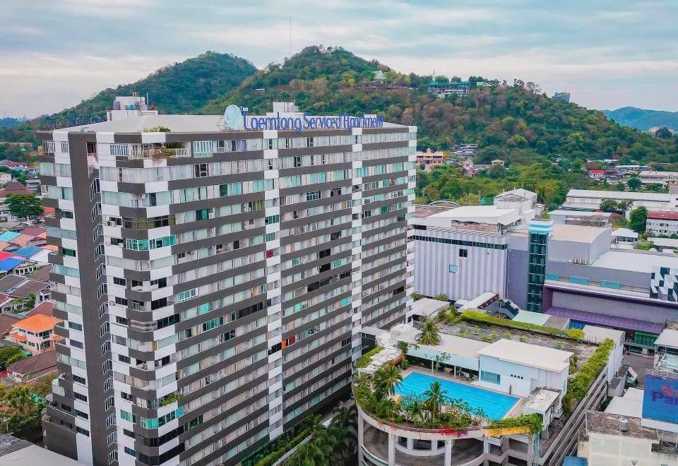 อาคาร Laemtong Serviced Apartment ริมถนนสุขุมวิท ใจกลางเมืองศรีราชา จังหวัดชลบุรี
