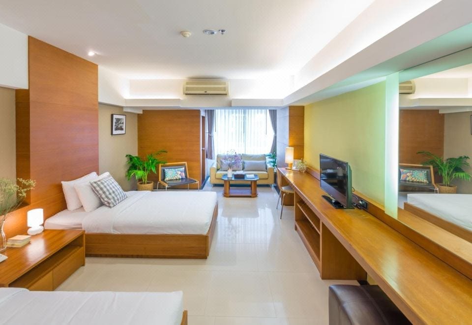 สระว่ายน้ำกลางแจ้งของ Laemtong Serviced Apartment ศรีราชา