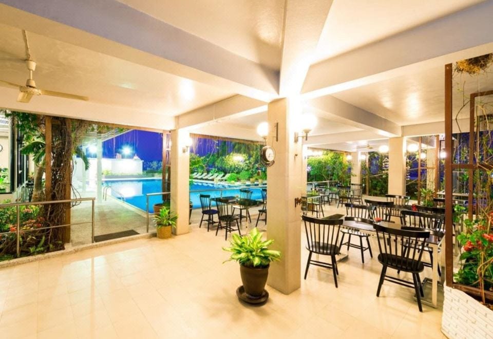 ห้องสวีทของ Laemtong Serviced Apartment พร้อมมุมนั่งเล่นและครัวเล็กในตัว