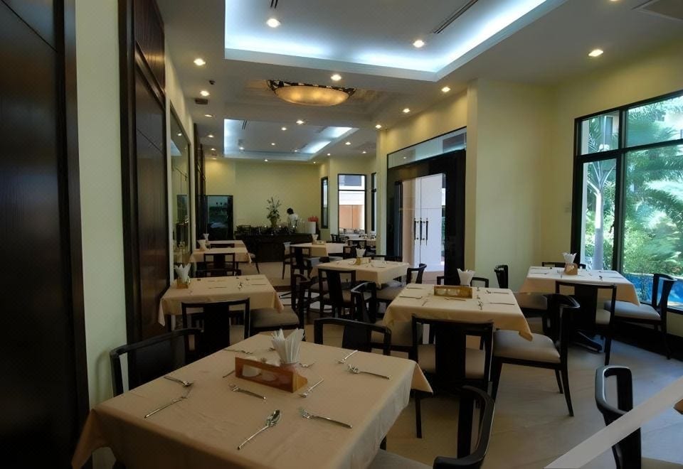 ร้านอาหารไทยและพื้นที่นั่งทานของ Le Casa Bang Saen บรรยากาศสบายๆ