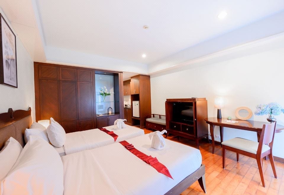 ห้องพักสตูดิโอตกแต่งไม้โอ๊กพร้อมระเบียงส่วนตัวมองลงสระว่ายน้ำของ Le Casa Bang Saen